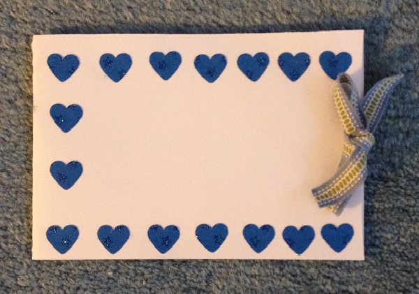 Ett dubbelvikt kort med blå hjärtan till Alla hjärtans dag eller som ett vanligt presentkort