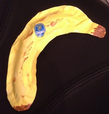 Rita av en banan, klistra ihop den och fyll den med vadd. Måla den och ät den.