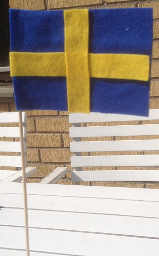 flagga i filttyg med gula kors på båda sidor
